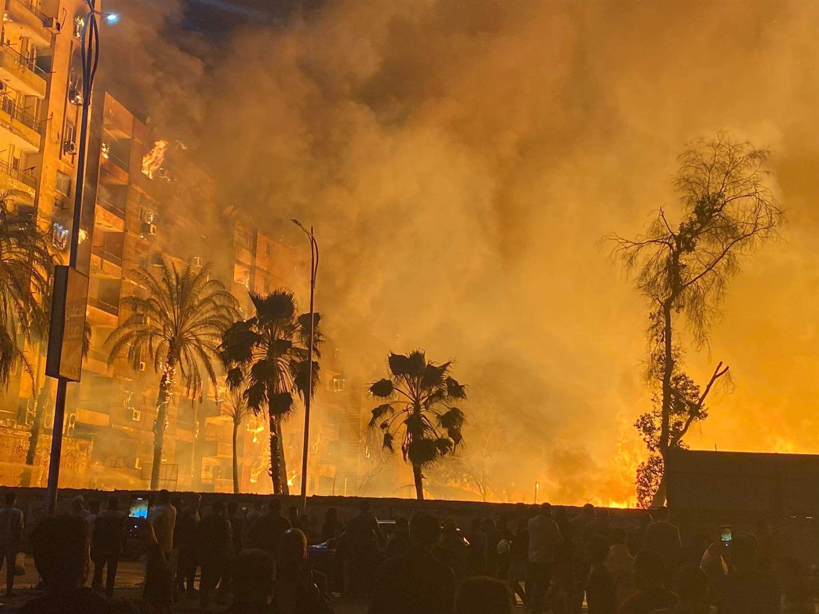 حريق استوديو الأهرام ..خبراء المعمل الجنائي يجرون معاينة لتحديد حجم الخسائر بالمكان والعقارات المجاورة