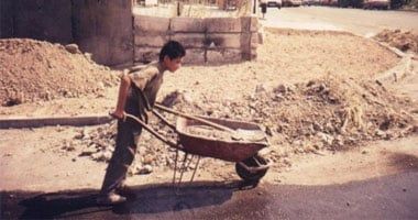 شروط وضوابط تشغيل الأطفال وآليات حماية حقوقهم بقانون العمل