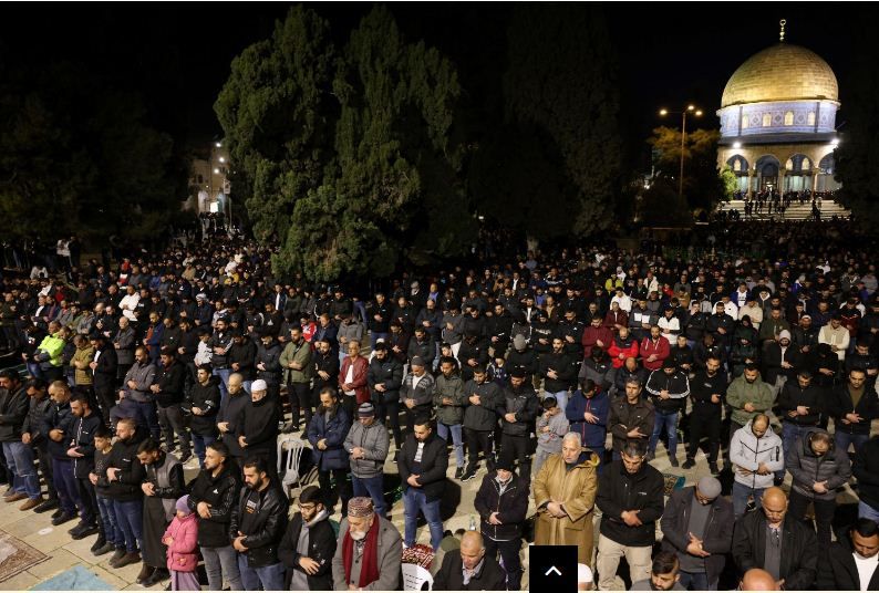 60 ألفا يؤدون صلاتي العشاء والتراويح في المسجد الأقصى المبارك