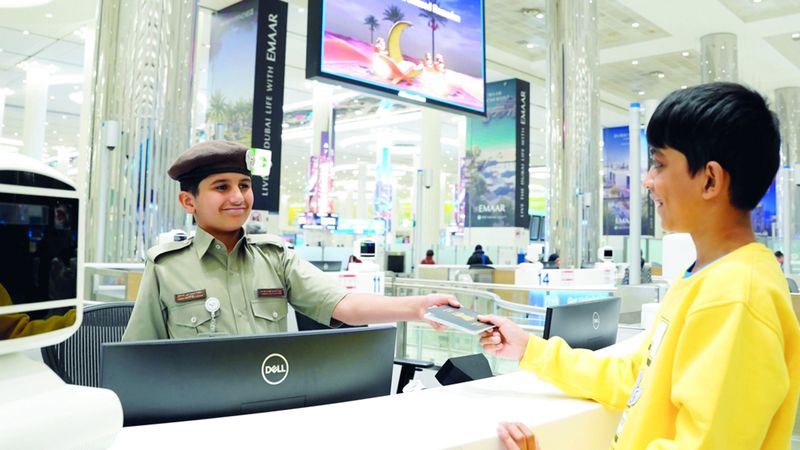 الامارات | «إقامة دبي» تحقق حلم طفل.. مأمور جوازات في المطار