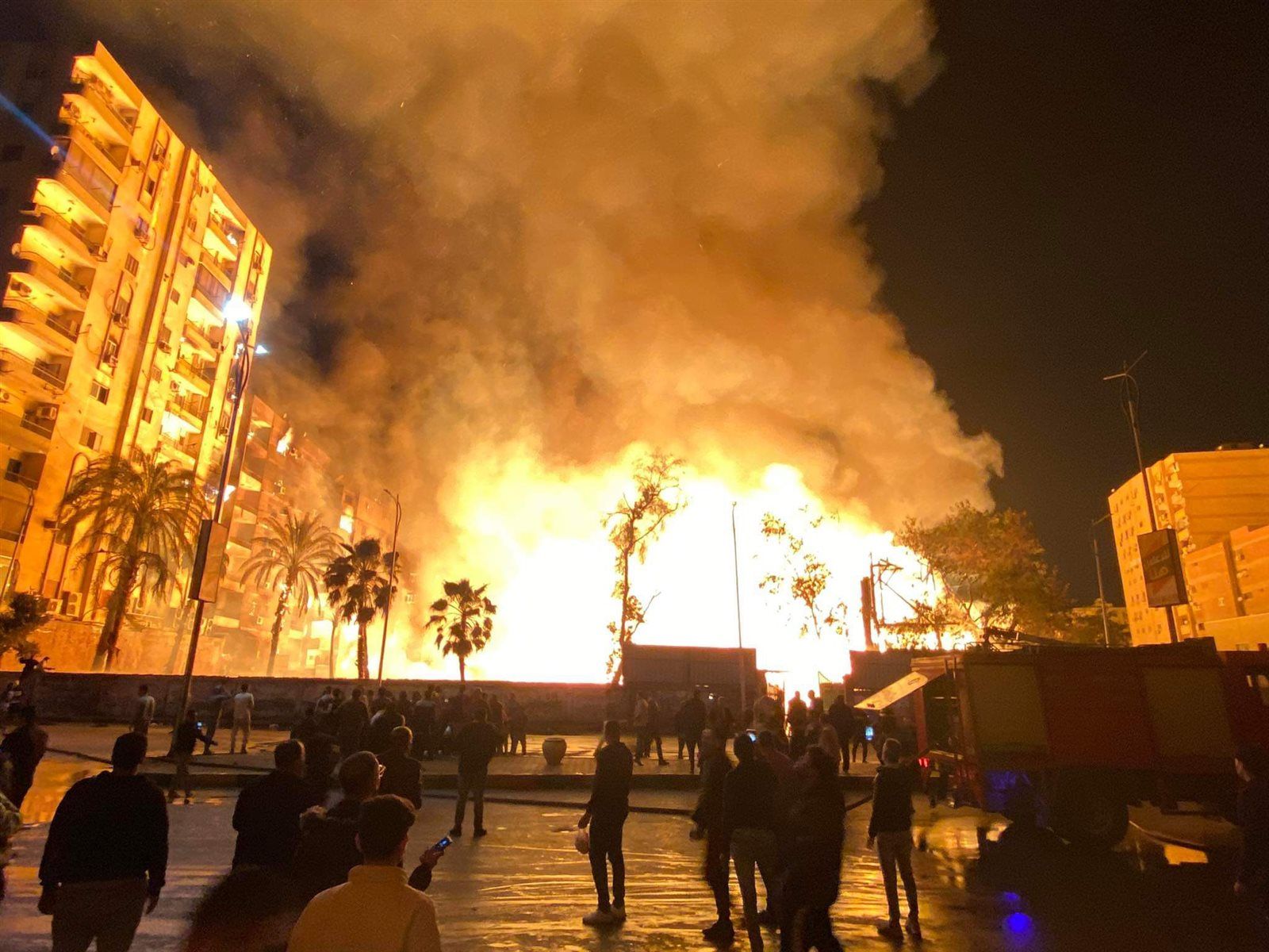 حريق استوديو الأهرام ..النيران تمتد إلى أربع أبراج سكنية وهروب الأهالي للشارع