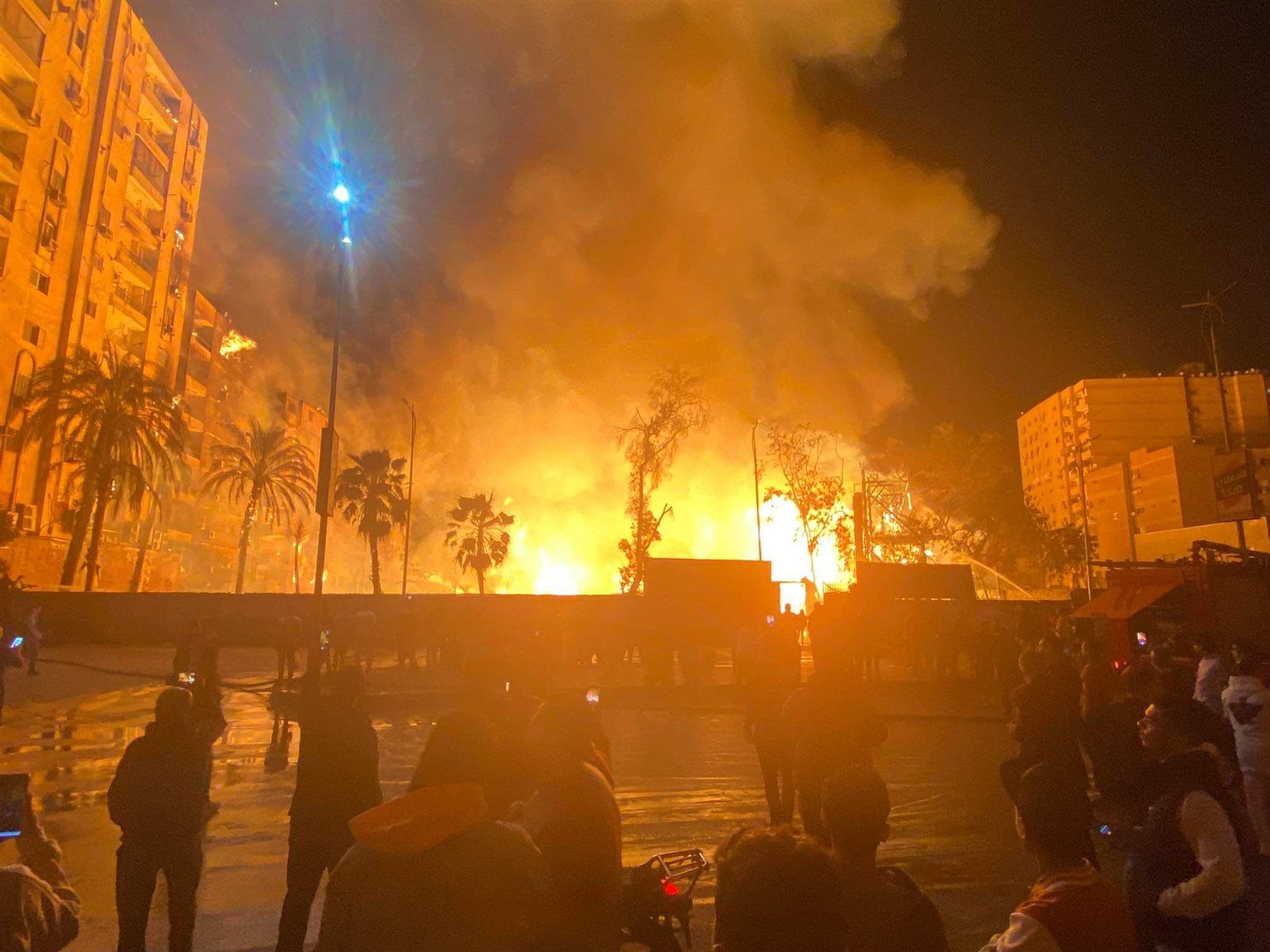 حريق استوديو الأهرام ..خبراء المعمل الجنائي يجرون معاينة لتحديد حجم الخسائر بالمكان والعقارات المجاورة