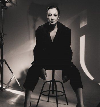 بالأبيض و الأسود..حلا شيحة تستعرض أنوثتها بإكلالة رائعة