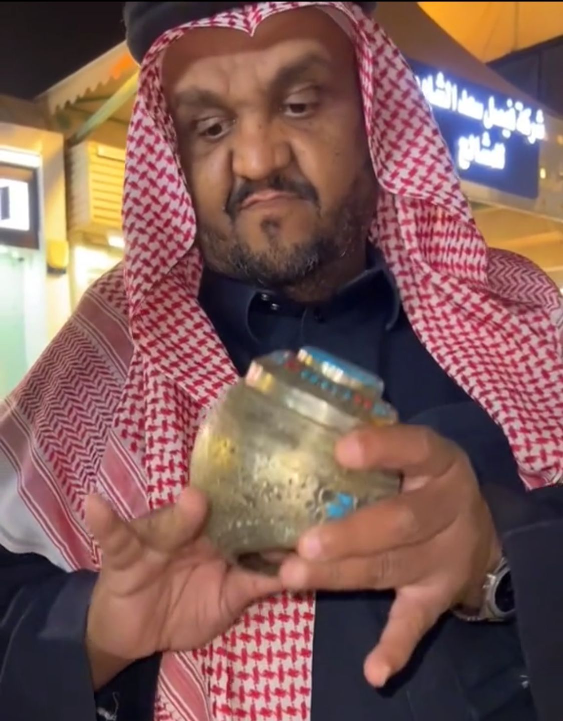 شلقم يستعرض أكبر خاتم بالعالم ويكشف عن سعره .. فيديو