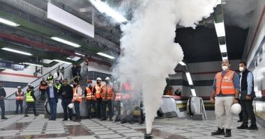 شاهد طرق اختبارات مكافحة الحريق وسحب الأدخنة بمحطات المترو.. صور