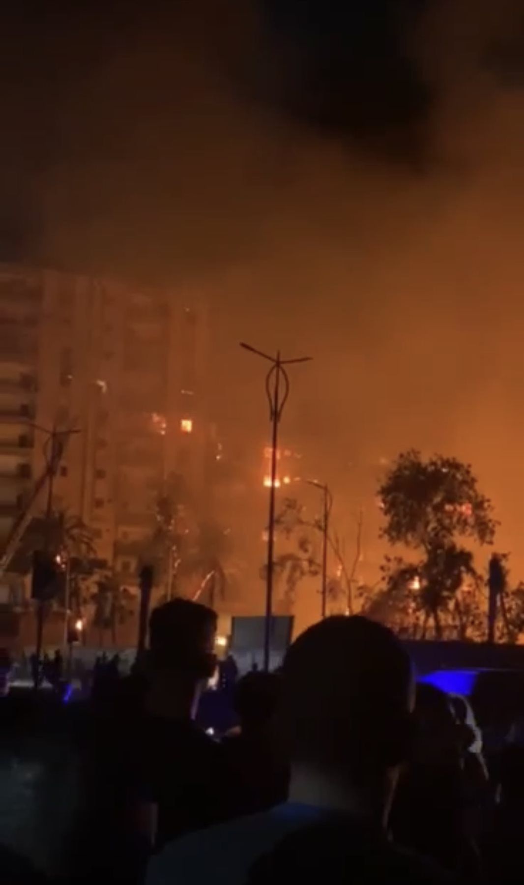 حريق استوديو الأهرام ..خبراء المعمل الجنائي يجرون معاينة لتحديد حجم الخسائر بالمكان والعقارات المجاورة