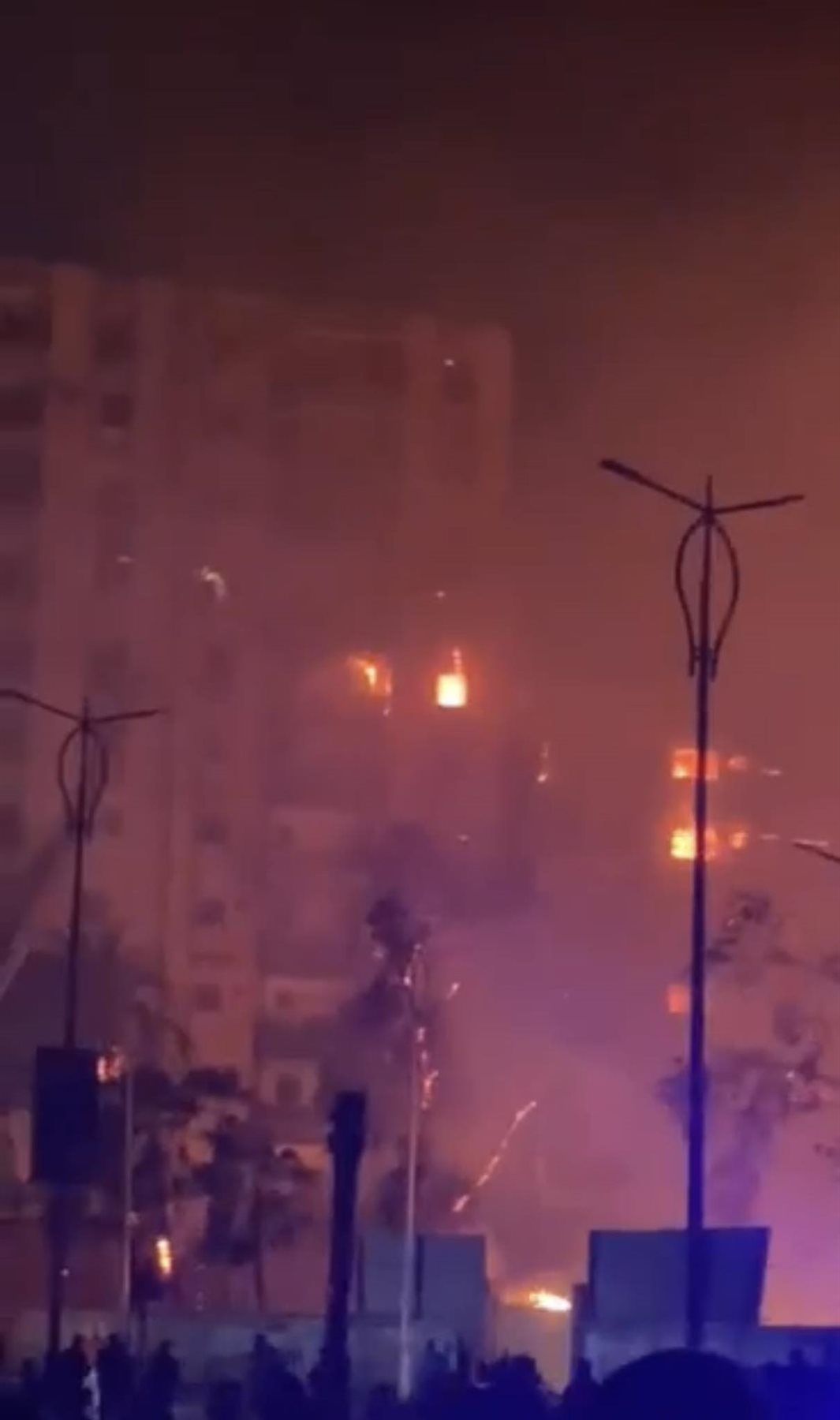 حريق استوديو الأهرام ..النيران تمتد إلى أربع أبراج سكنية وهروب الأهالي للشارع