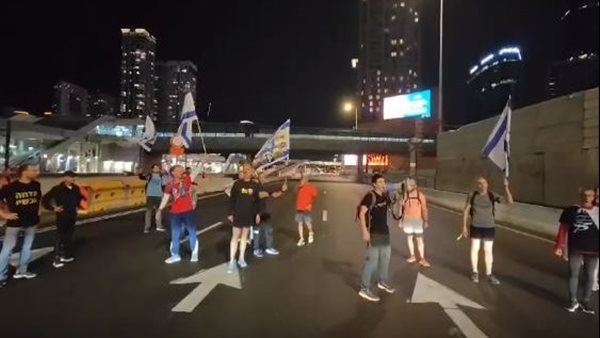 مظاهرات في تل أبيب تطالب بإقالة نتنياهو وصفقة تبادل أسرى