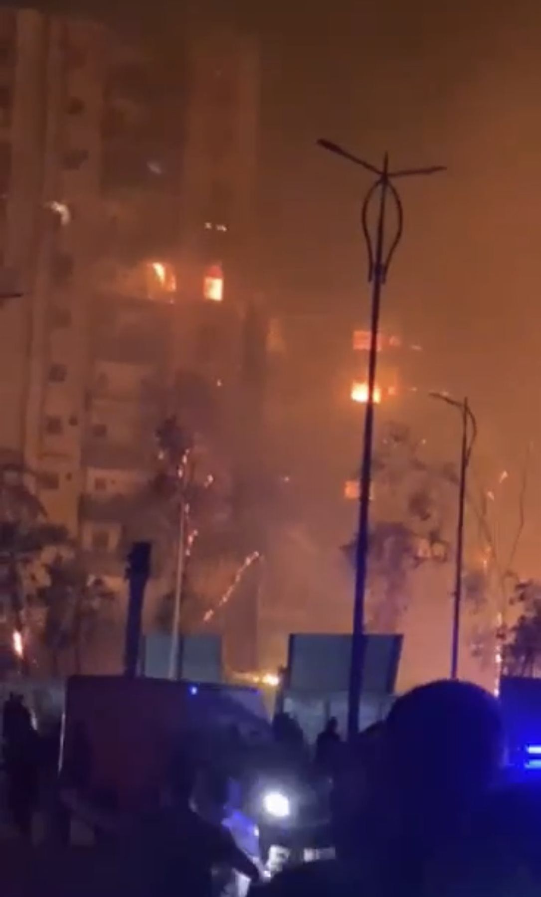 حريق استوديو الأهرام ..خبراء المعمل الجنائي يجرون معاينة لتحديد حجم الخسائر بالمكان والعقارات المجاورة