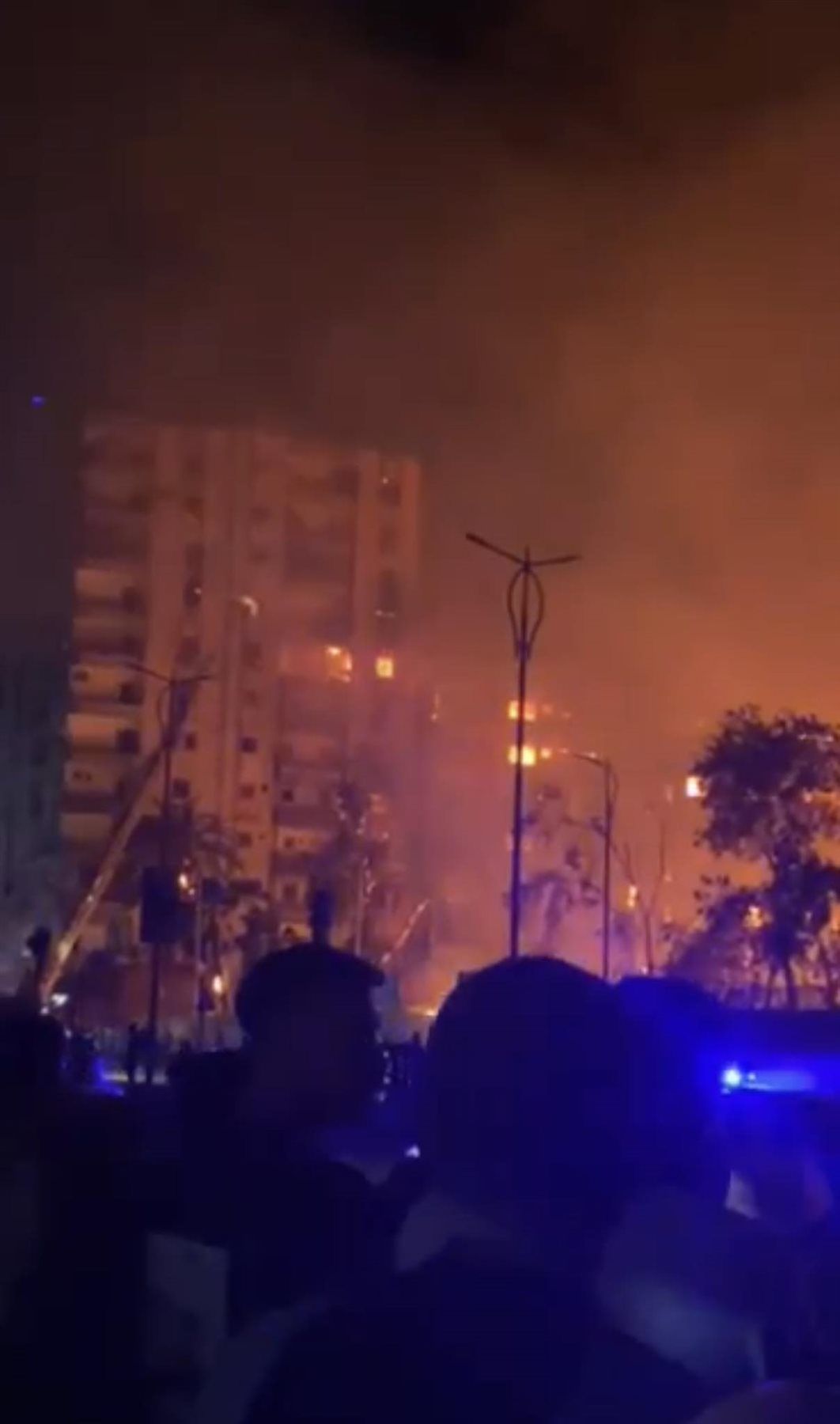 حريق استوديو الأهرام ..النيران تمتد إلى أربع أبراج سكنية وهروب الأهالي للشارع