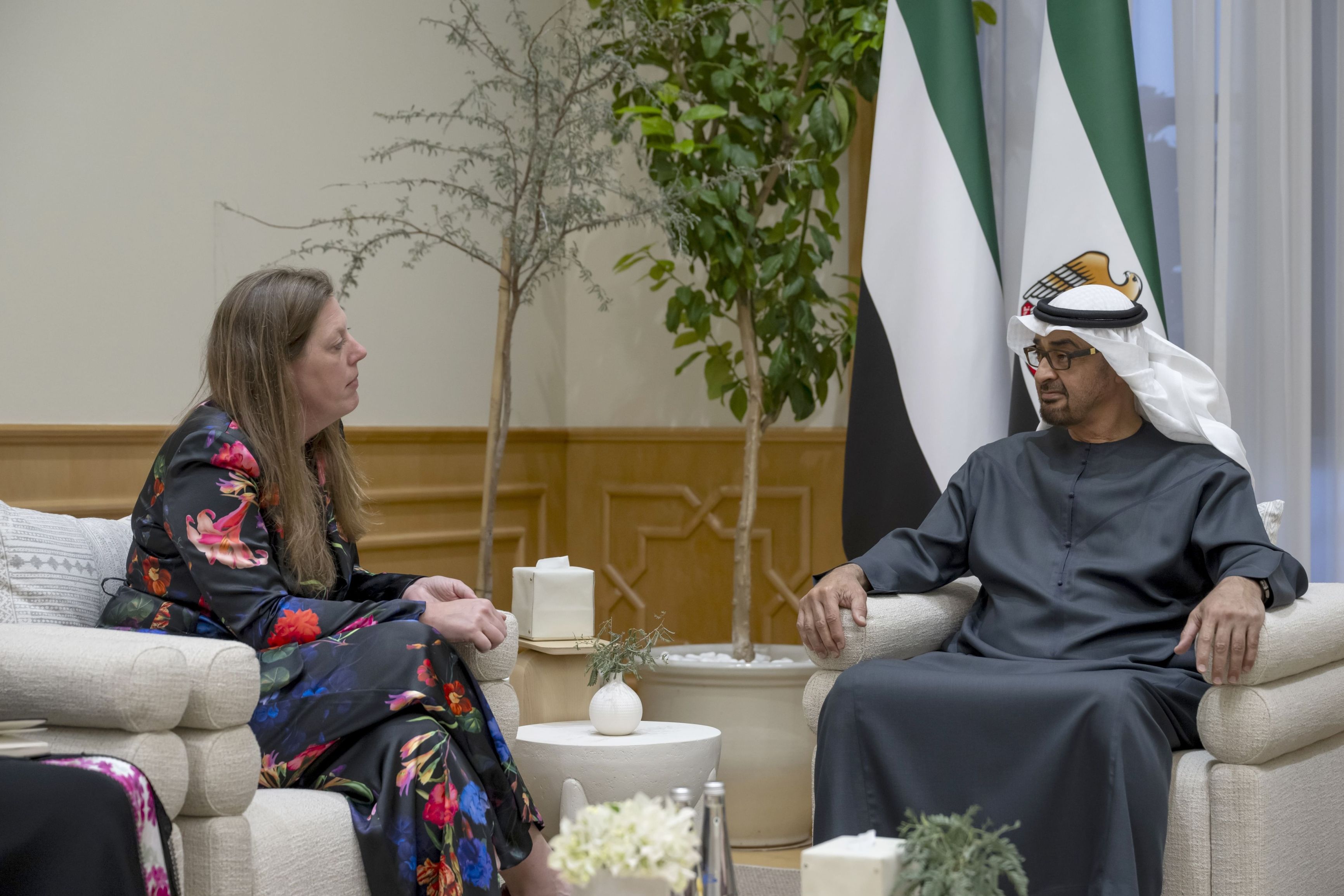 الخليج اليوم .. رئيس الدولة والرئيسة التنفيذية لمؤسسة "وورلد سنترال" الخيرية العالمية يبحثان تكثيف المساعدات الإنسانية إلى غزة