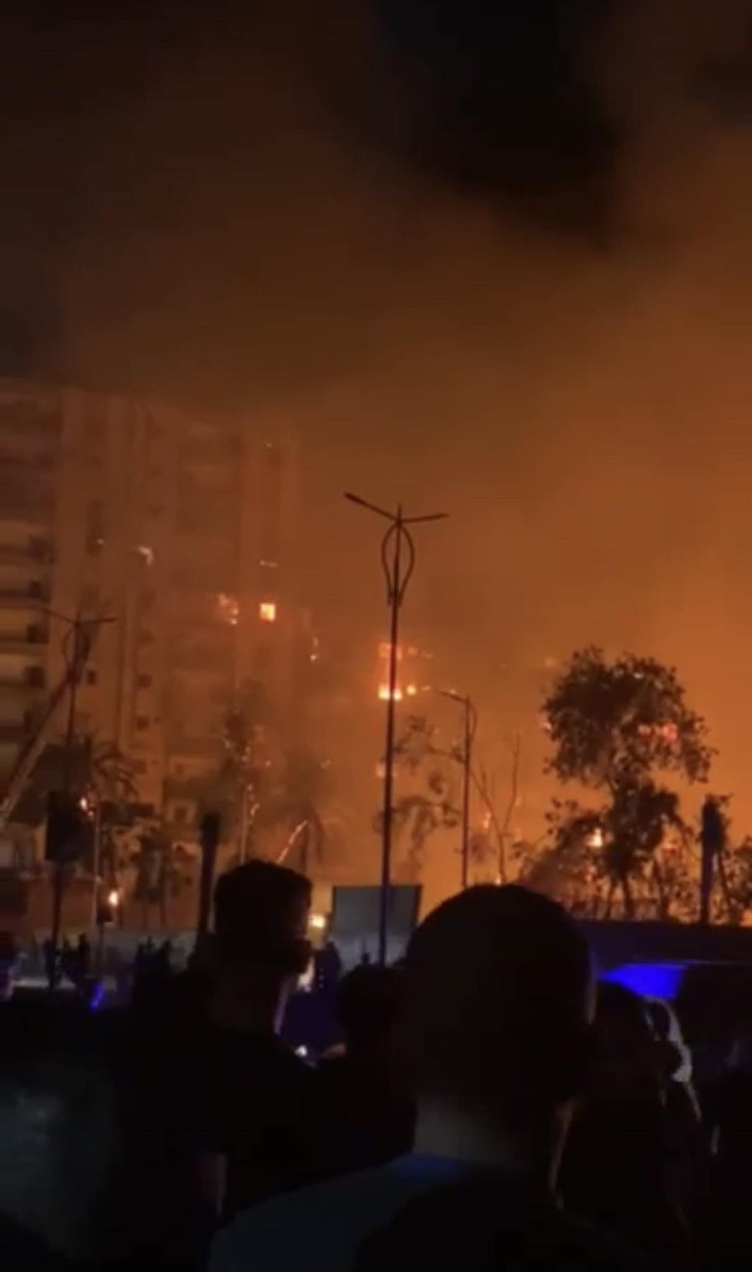 حريق استوديو الأهرام ..النيران تمتد إلى أربع أبراج سكنية وهروب الأهالي للشارع