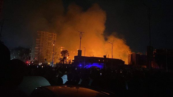 حريق استوديو الأهرام ..خبراء المعمل الجنائي يجرون معاينة لتحديد حجم الخسائر بالمكان والعقارات المجاورة