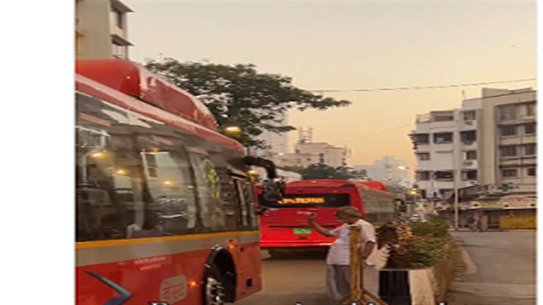 فيديو مؤثر.. رجل مسن يوقف السيارات والسبب لن تتوقعه