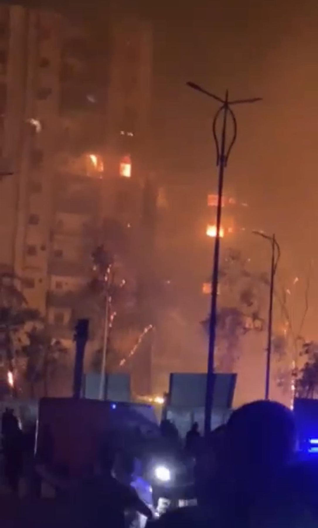 حريق استوديو الأهرام ..النيران تمتد إلى أربع أبراج سكنية وهروب الأهالي للشارع