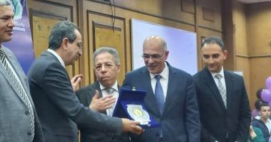 نقيب الأطباء يشارك في حفل تخرج أطباء جامعة الفيوم ويتسلم درع الجامعة