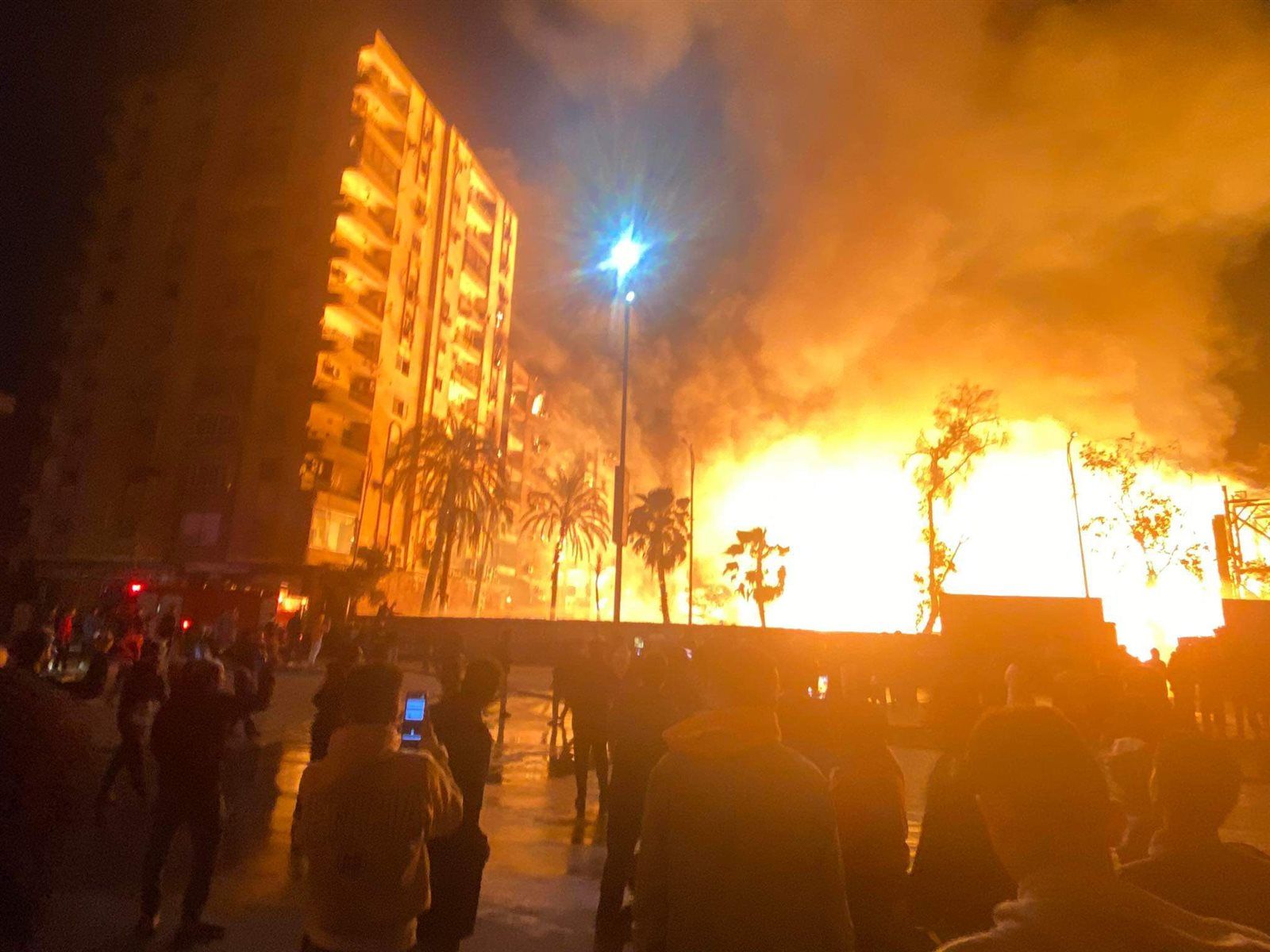 حريق استوديو الأهرام ..النيران تمتد إلى أربع أبراج سكنية وهروب الأهالي للشارع