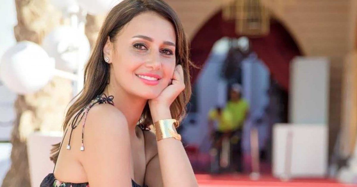 بالأبيض و الأسود..حلا شيحة تستعرض أنوثتها بإكلالة رائعة