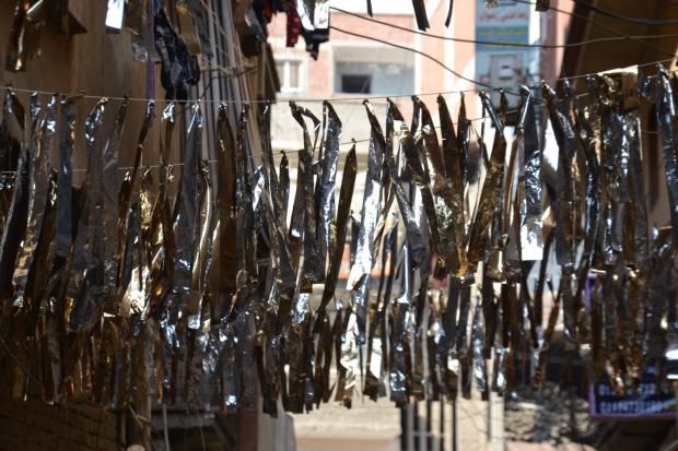 شوارع كفر الشيخ تتحول إلى لوحات فنية بزينة رمضان: «عملناها من الورق والأكياس»