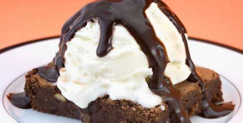 أسهل طريقة لعمل كيكة البراونيز.. «مش هتاخد وقت»