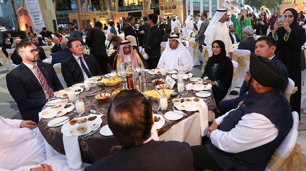 «إفطار دبي» يجمع الطوائف ويجسد قيم التسامح والتعايش