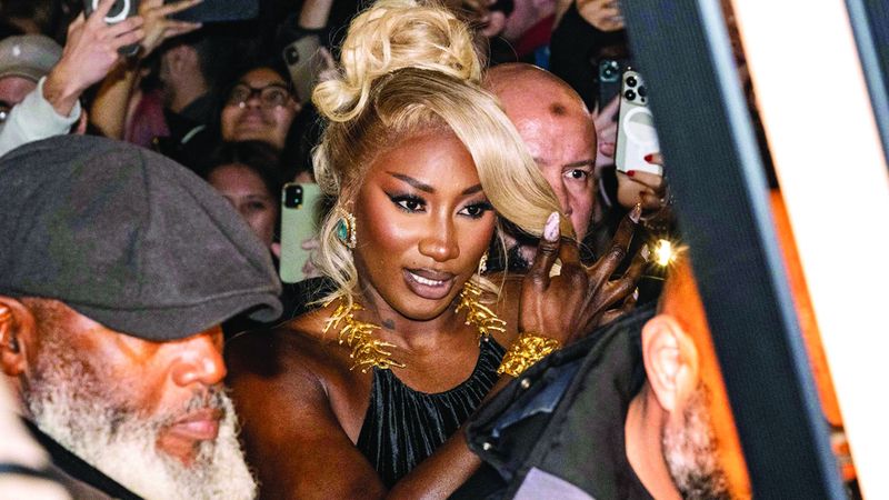 الامارات | العنصرية تطال المغنية آية ناكامورا.. «هذه باريس وليست سوق باماكو»