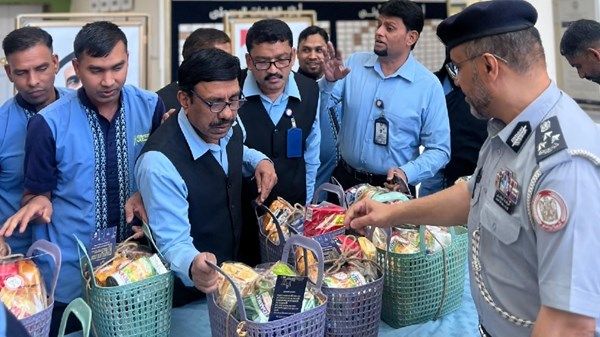 شرطة أبوظبي توزع "السلة الرمضانية" على العمال