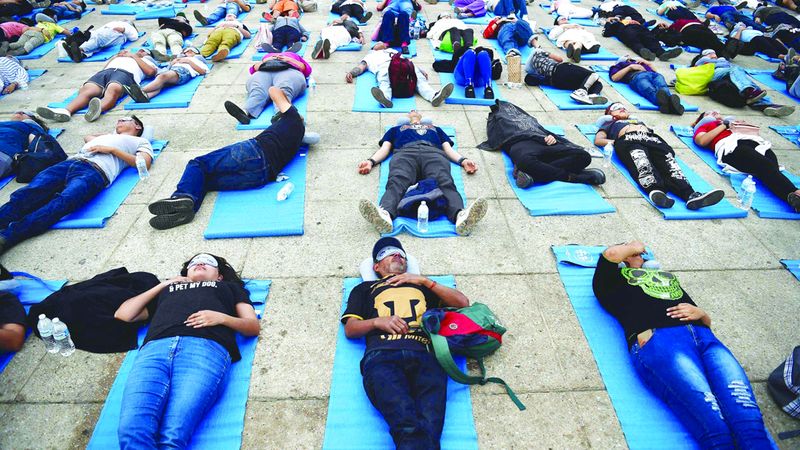 الامارات | تظاهرة النائمين.. قيلولة جماعية وشخير عالٍ وسط شارع مزدحم