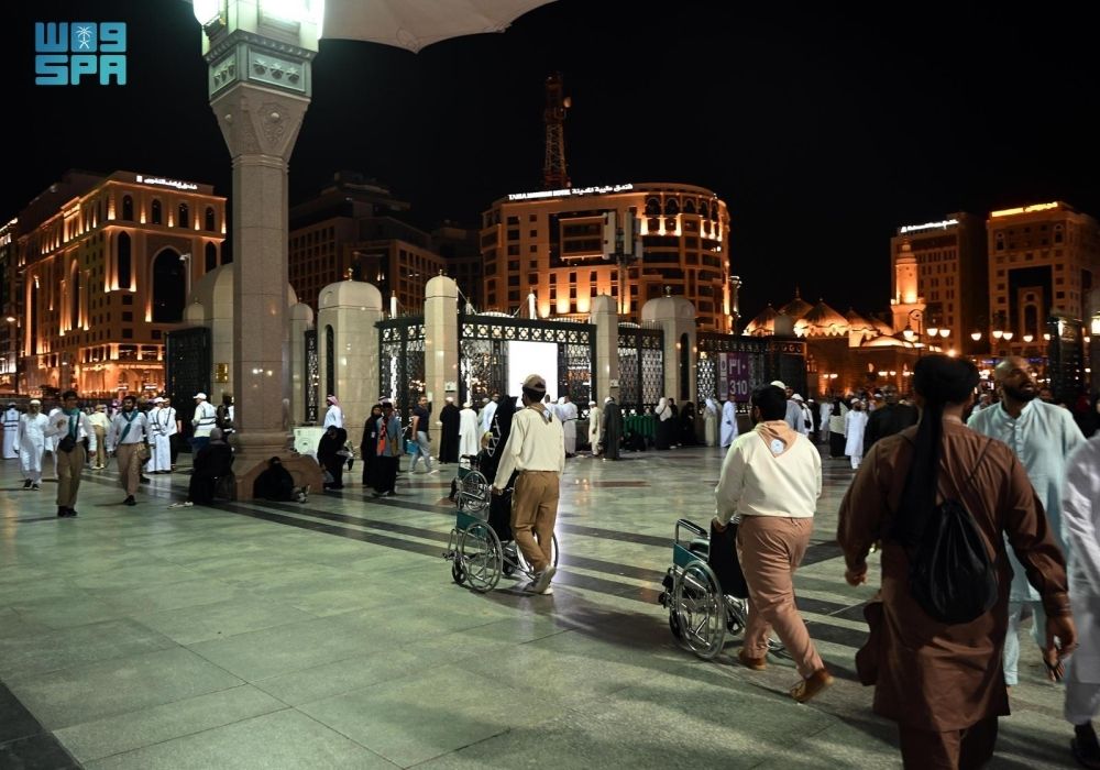 تعاون بين المتطوعين والجهات الخدمية بالمسجد النبوي