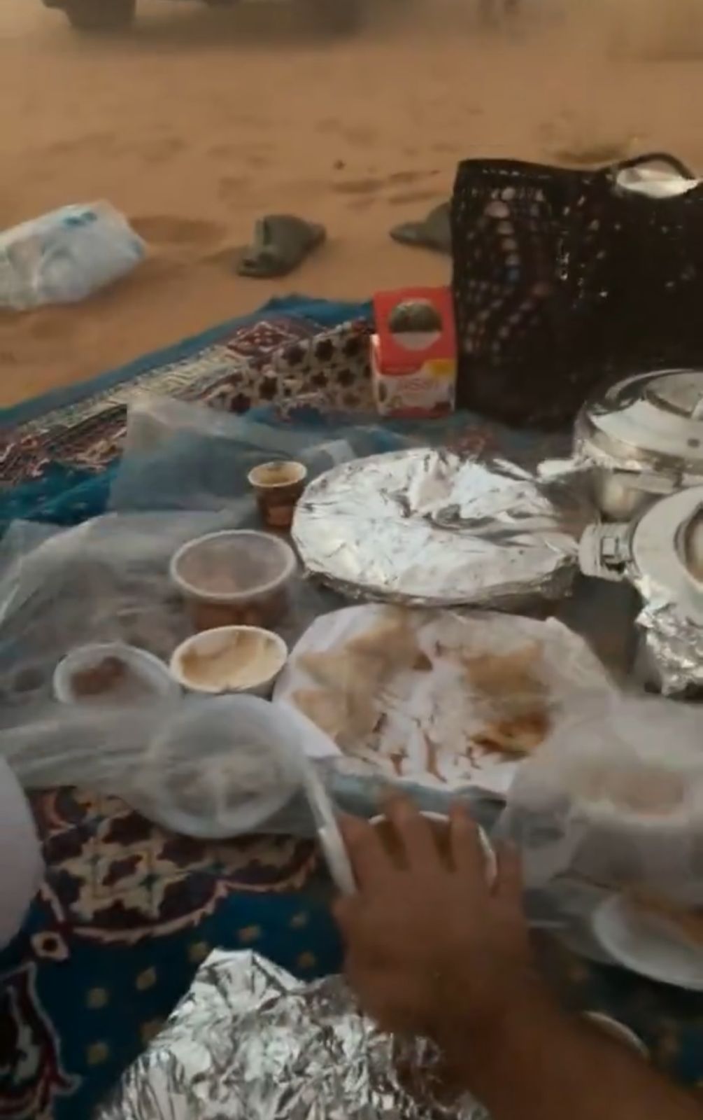 لحظة قدوم عاصفة وقت الإفطار على مجموعة شبان في كشتة .. فيديو