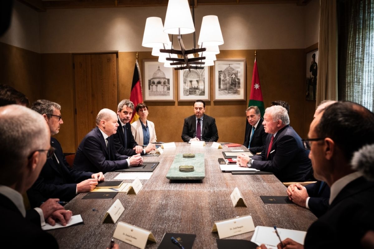 العاهل الأردني لمستشار ألمانيا:تحركوا لوقف القتال بغزة