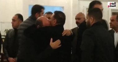 انهيار والد حبيبة الشماع أمام محمد فؤاد خلال تقديم العزاء.. فيديو وصور