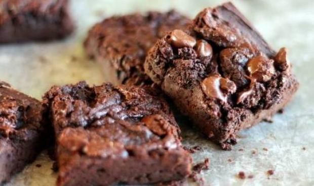 أسهل طريقة لعمل كيكة البراونيز.. «مش هتاخد وقت»