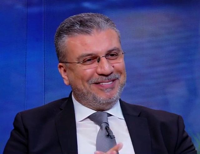 الامارات | "واحد من الناس" يُسقط مذيعاً مصرياً شهيراً من الطابق الثالث .. (شاهد الفيديو)