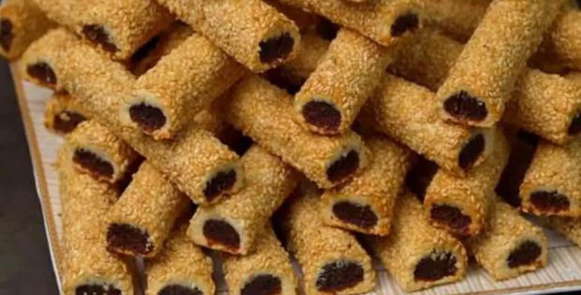 بخطوات بسيطة.. حضري أصابع العجوة بالسمسم في المنزل