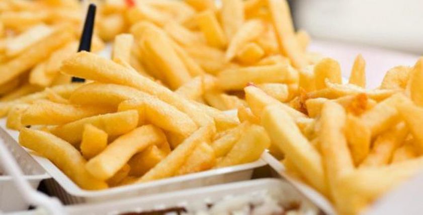 «من غير زيت».. طريقة عمل أصابع البطاطس المقرمشة المقلية
