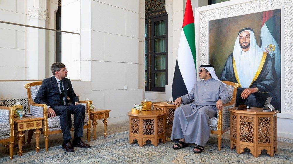 منصور بن زايد يستقبل السفير الفرنسي