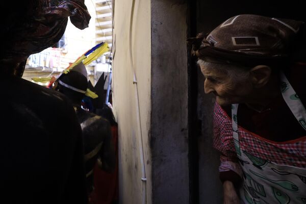 "مهرجان الزامبو" تقليد غريب قبل الصوم عند الطوائف المسيحية الشرقية.. فيديو وصور