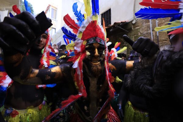"مهرجان الزامبو" تقليد غريب قبل الصوم عند الطوائف المسيحية الشرقية.. فيديو وصور