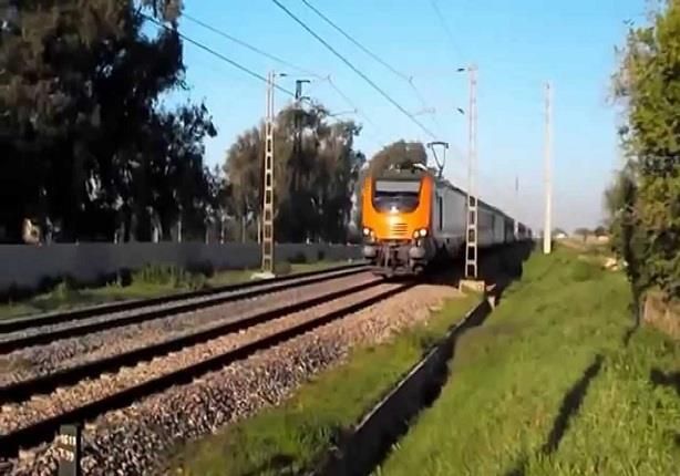 فيديو صادم.. رجل يمشي على سطح قطار متحرك- ماذا حدث؟