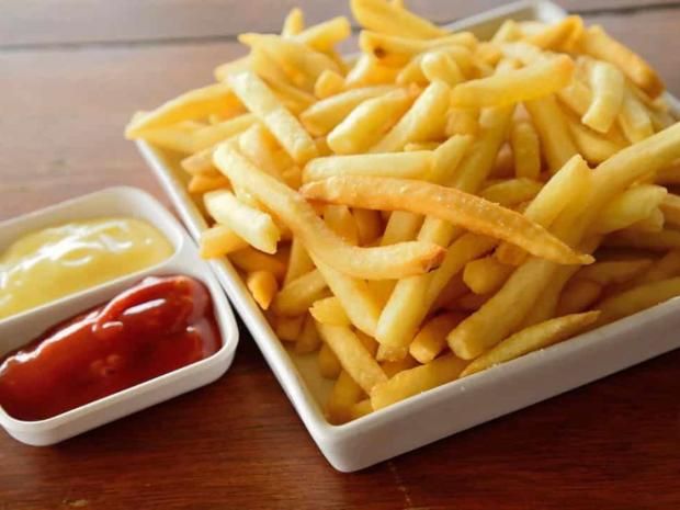 «من غير زيت».. طريقة عمل أصابع البطاطس المقرمشة المقلية