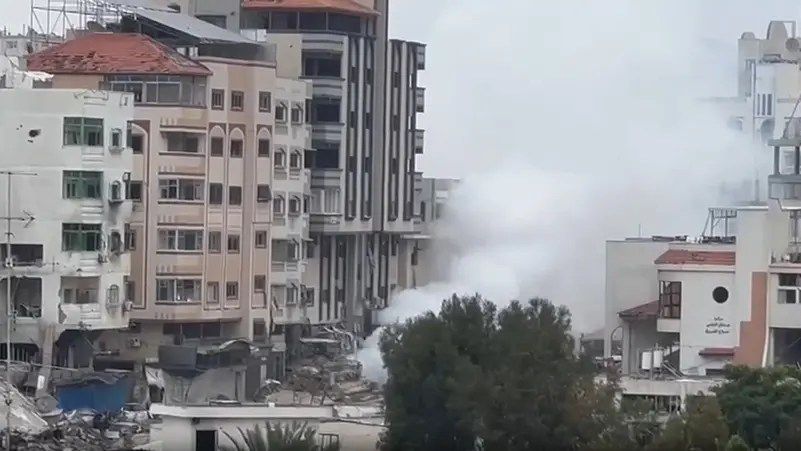 الجيش الإسرائيلي يحاصر مجمع الشفاء بغزة.. قتلى وجرحى وحالات اختناق