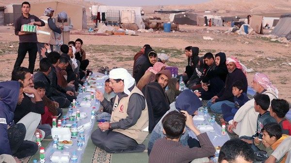 "الهلال الأحمر" ينفذ إفطار صائم لقاطني الخيم العشوائية القريبة من المخيم الإماراتي الأردني