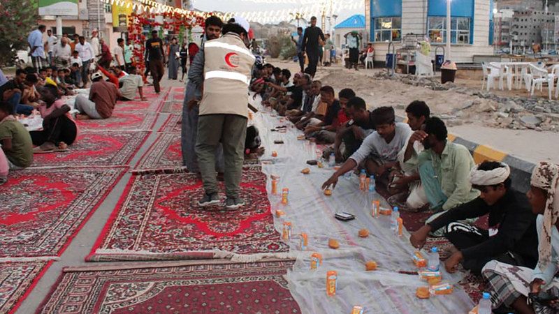 الامارات | «الهلال الأحمر الإماراتي» ترعى أطول سفرة «إفطار صائم» في المكلا باليمن