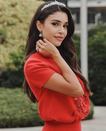 ياسمينا زيتون تتألق بالأحمر خلال إستقبالها في لبنان