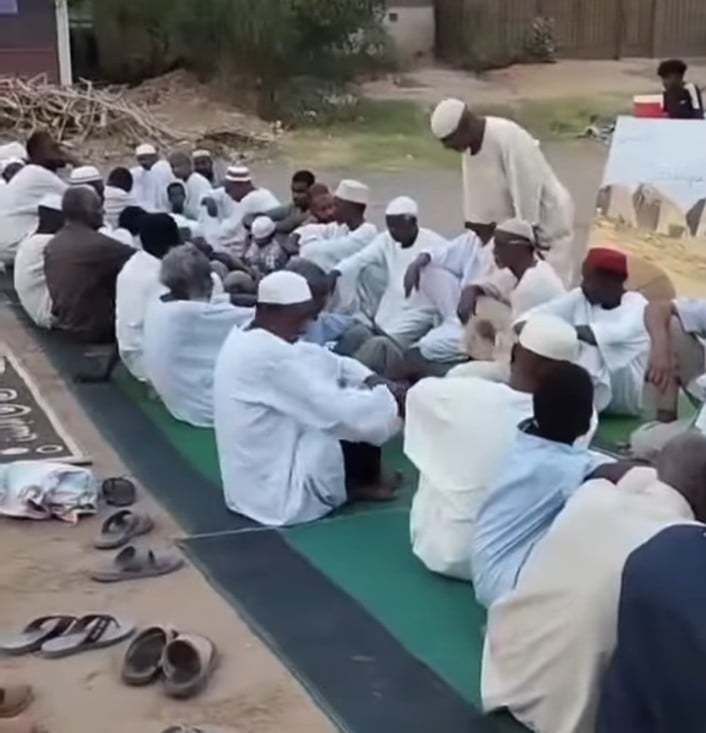 شاهد بالصورة والفيديو.. وسط هدوء تام بالمنطقة.. سكان حي أركويت بالخرطوم يقيمون إفطاراتهم الرمضانية بالشارع العام