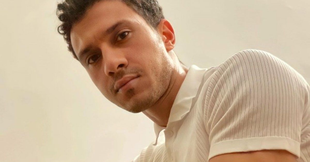 عصام عمر يلبي دعوة أحد معجبيه على الإفطار