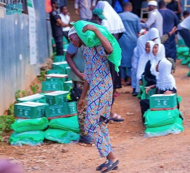 السعودية | مركز الملك سلمان للإغاثة يوزع 750 سلة غذائية في منطقة أولد تافو كوماسي بجمورية غانا