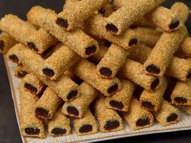 بخطوات بسيطة.. حضري أصابع العجوة بالسمسم في المنزل