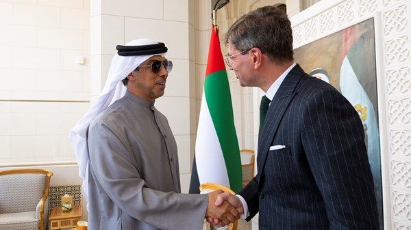 منصور بن زايد يستقبل السفير الفرنسي